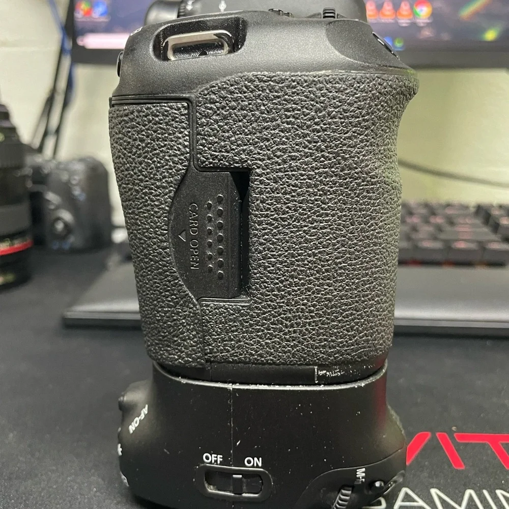Canon Black DSLR with High-End Adjustable Flash